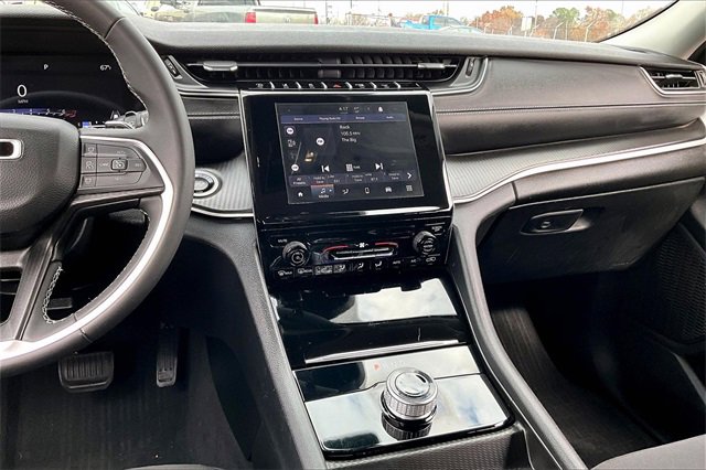 Used 2024 Jeep Grand Cherokee Laredo image 9