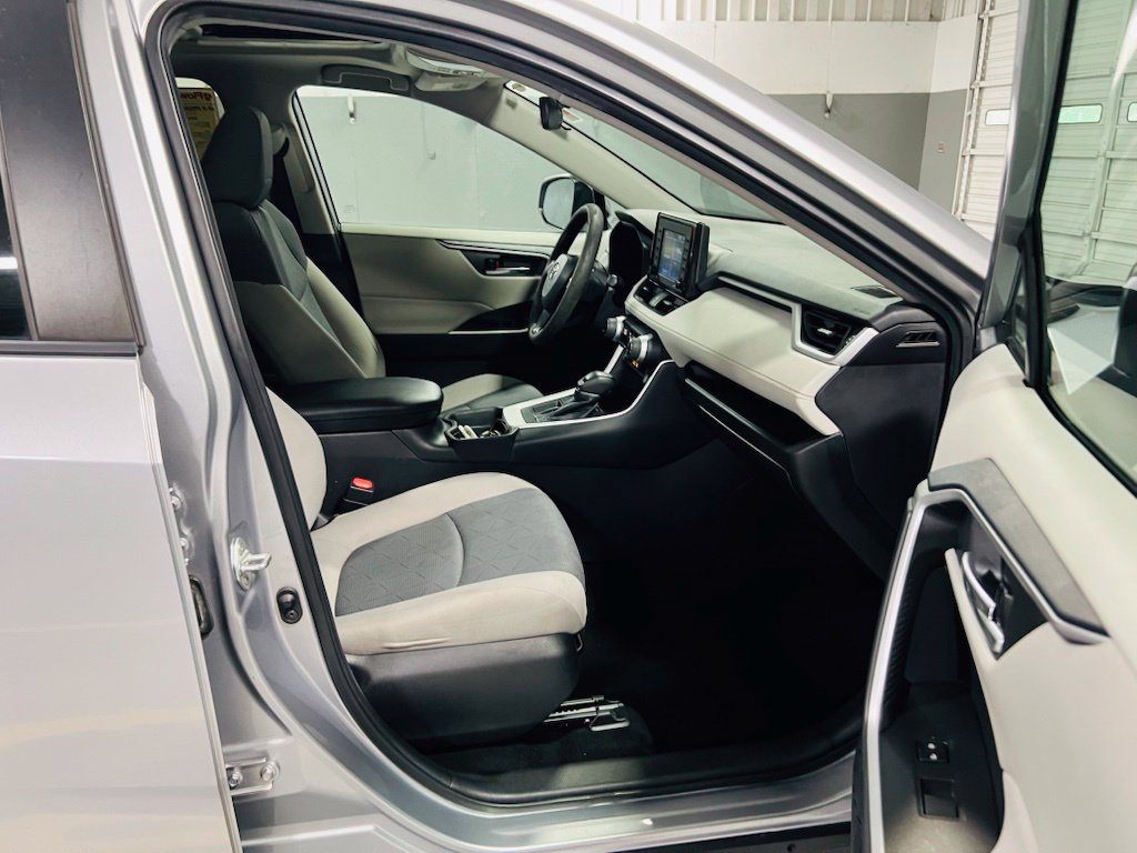 Used 2021 Toyota RAV4 XLE w/ Convenience Package FWD image 33