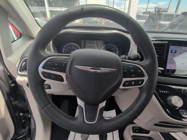 Used 2023 Chrysler Pacifica Touring-L image 22