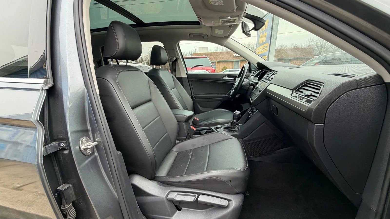 Used 2018 Volkswagen Tiguan SE w/ Panoramic Sunroof Package image 18