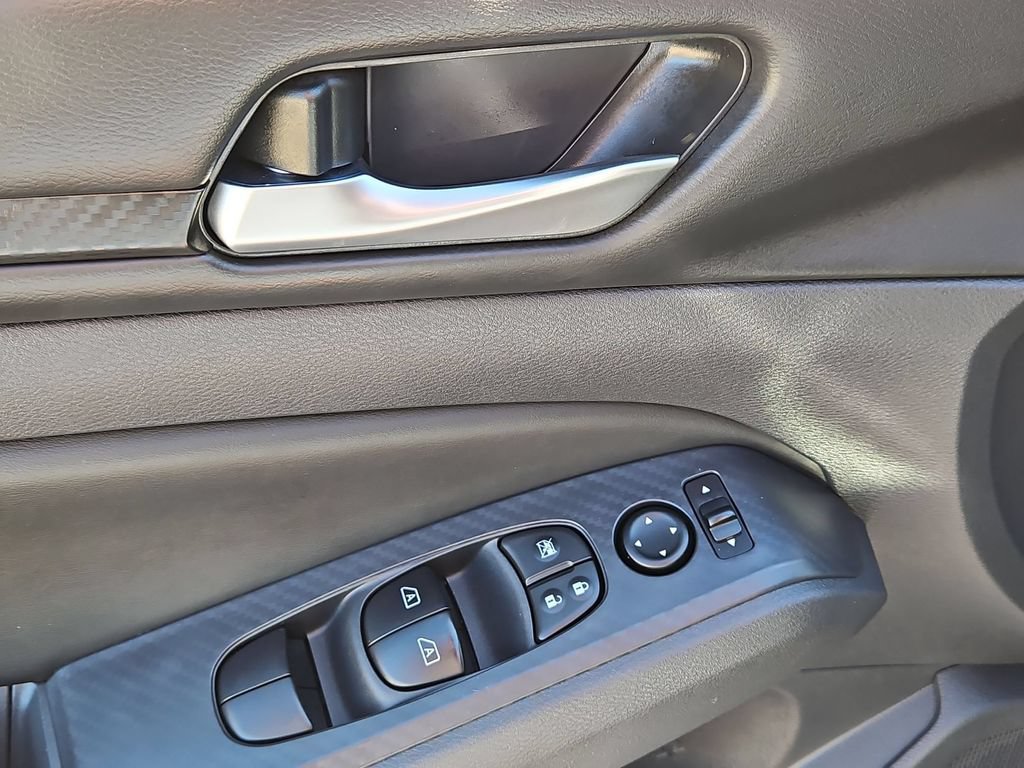 Used 2025 Nissan Altima 2.5 SV FWD image 13