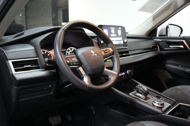 Used 2023 Mitsubishi Outlander SE FWD image 6