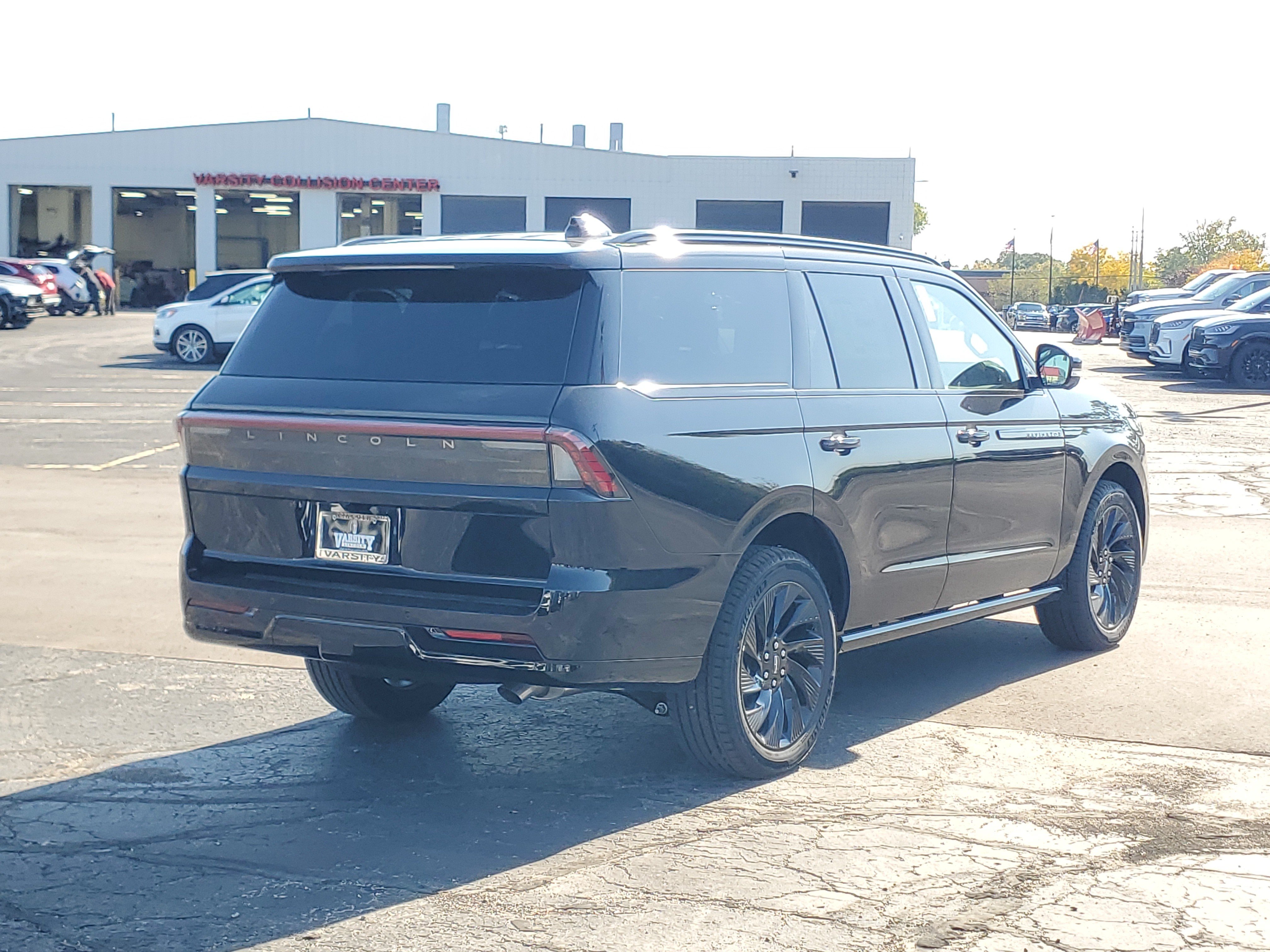 New 2027 Lincoln Navigator Reserve w/ Jet Appearance Package AWD/4WD image 4
