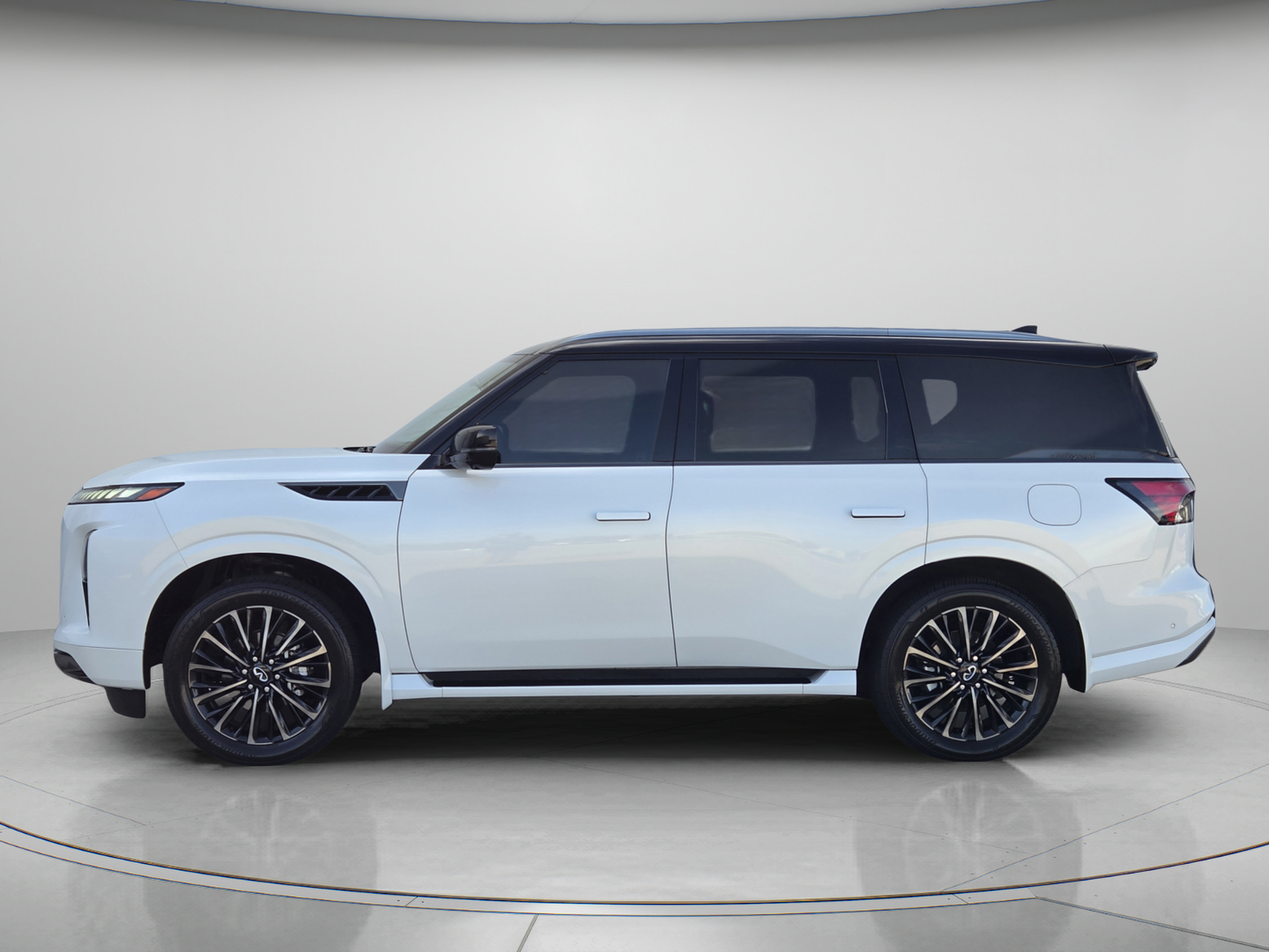 Used 2025 INFINITI QX80 Autograph w/ Premium Cargo Package AWD/4WD image 2