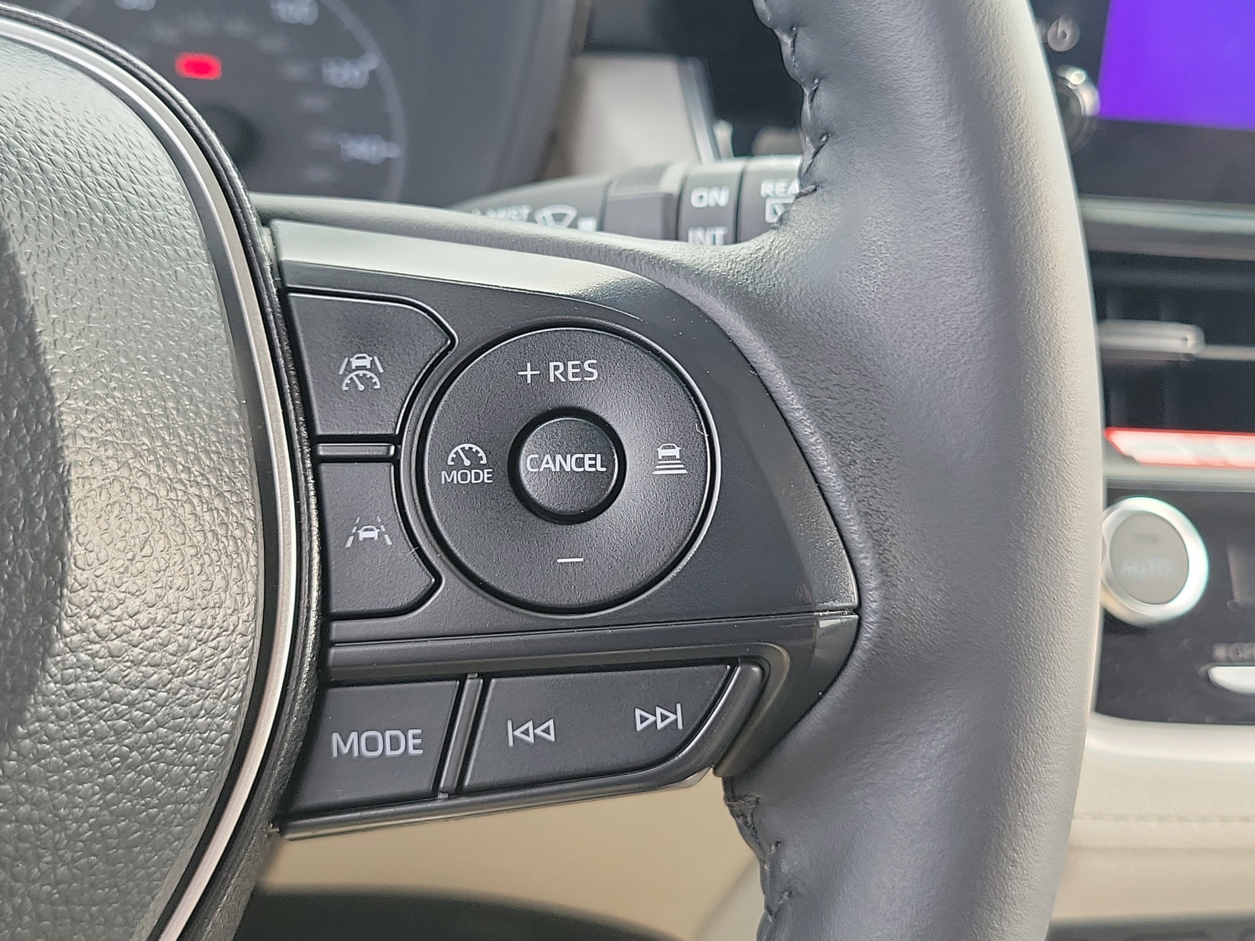 Used 2025 Toyota Corolla Cross LE image 28