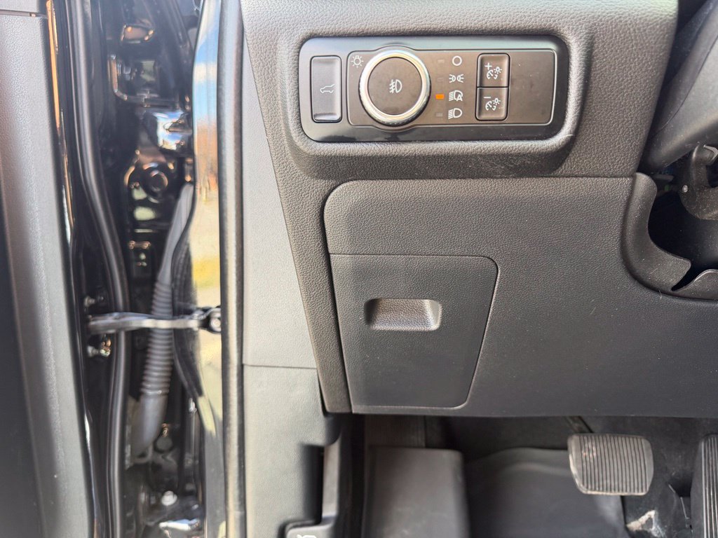 Used 2023 Ford Explorer XLT w/ Equipment Group 202A AWD/4WD image 17