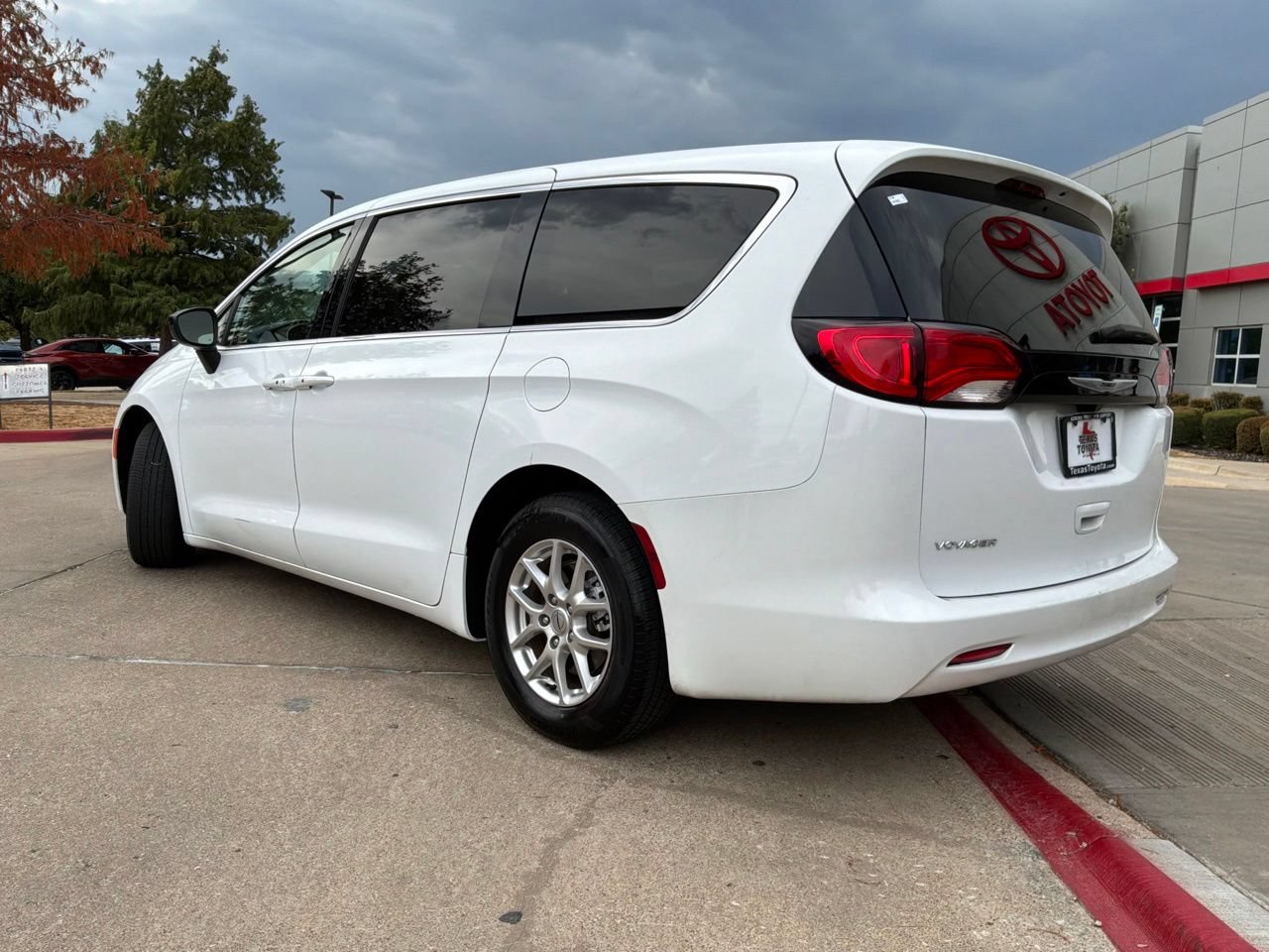 Used 2024 Chrysler Voyager LX FWD image 8