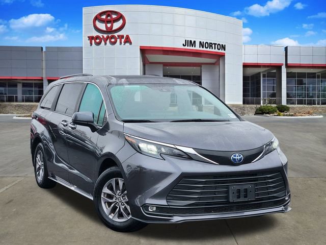 Used 2025 Toyota Sienna XLE image 1