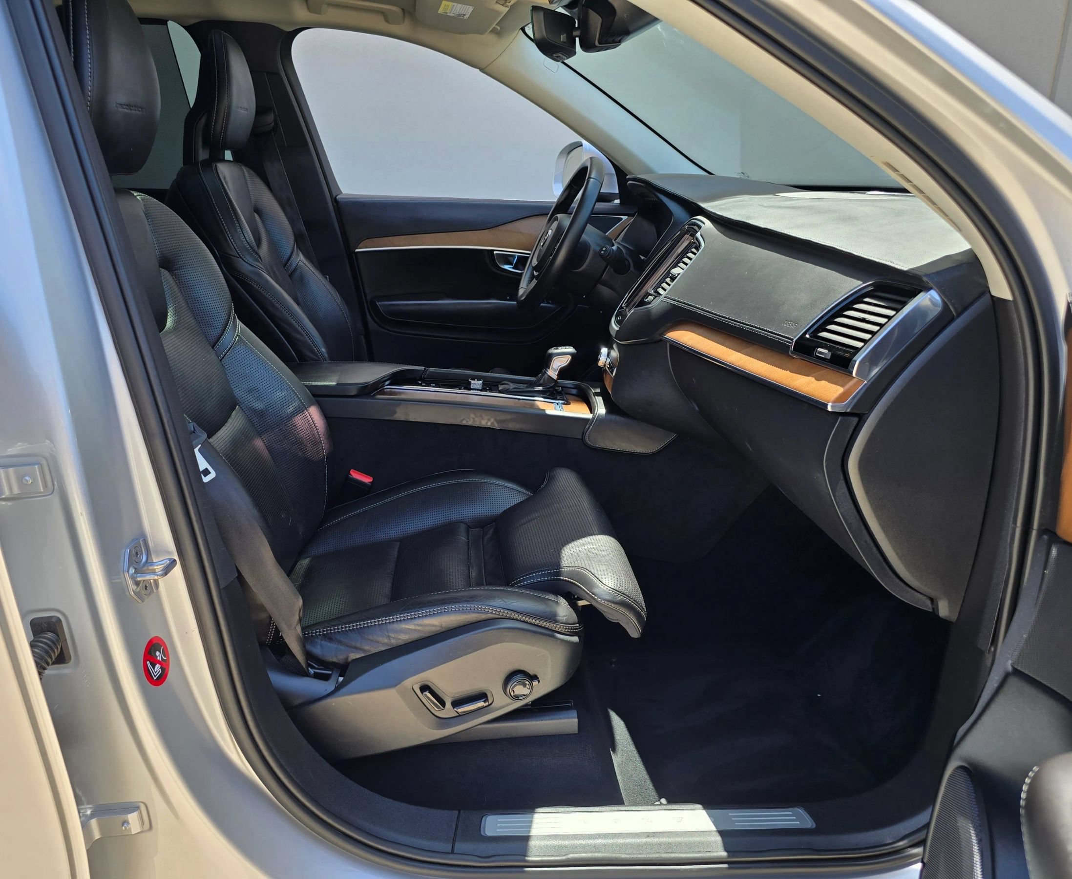 Used 2016 Volvo XC90 T6 Inscription w/ Vision Package AWD/4WD image 25
