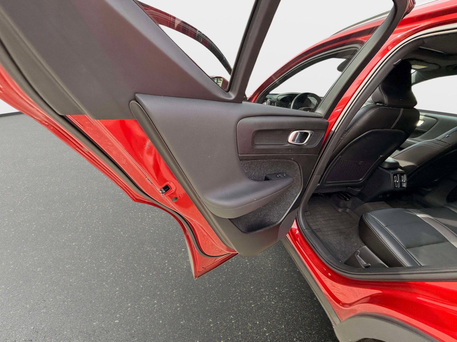 Used 2019 Volvo XC40 T5 Momentum image 17