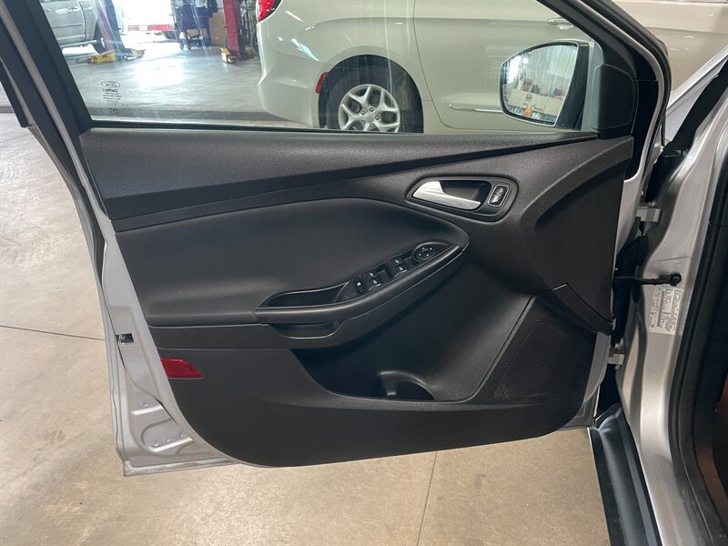 Used 2016 Ford Focus SE w/ SE Cold Weather Package FWD image 22