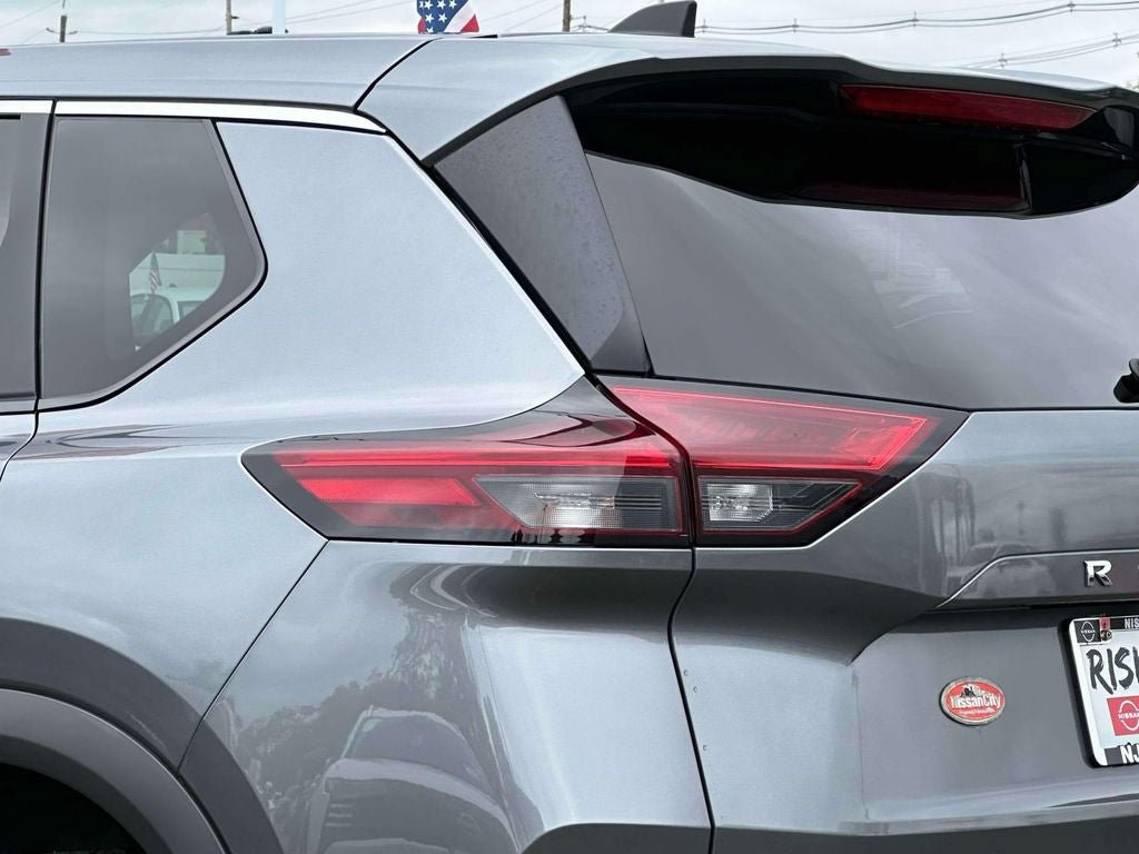 Used 2023 Nissan Rogue S AWD/4WD image 9