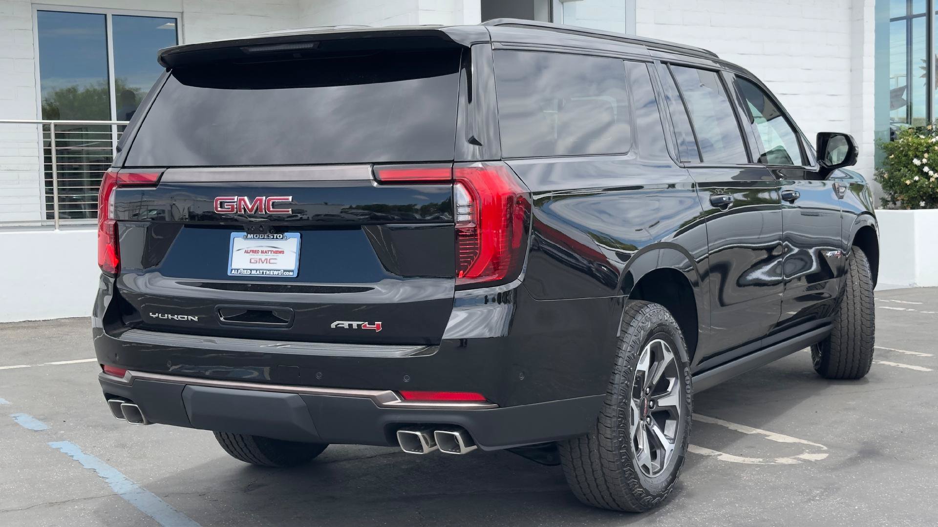 New 2026 GMC Yukon XL AT4 Ultimate w/ LPO, Illumination Package AWD/4WD image 5