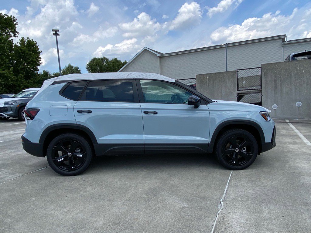 New 2025 Volkswagen Taos SE image 2