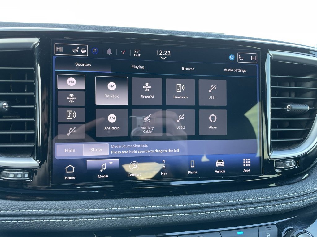 Used 2025 Chrysler Pacifica Limited image 17