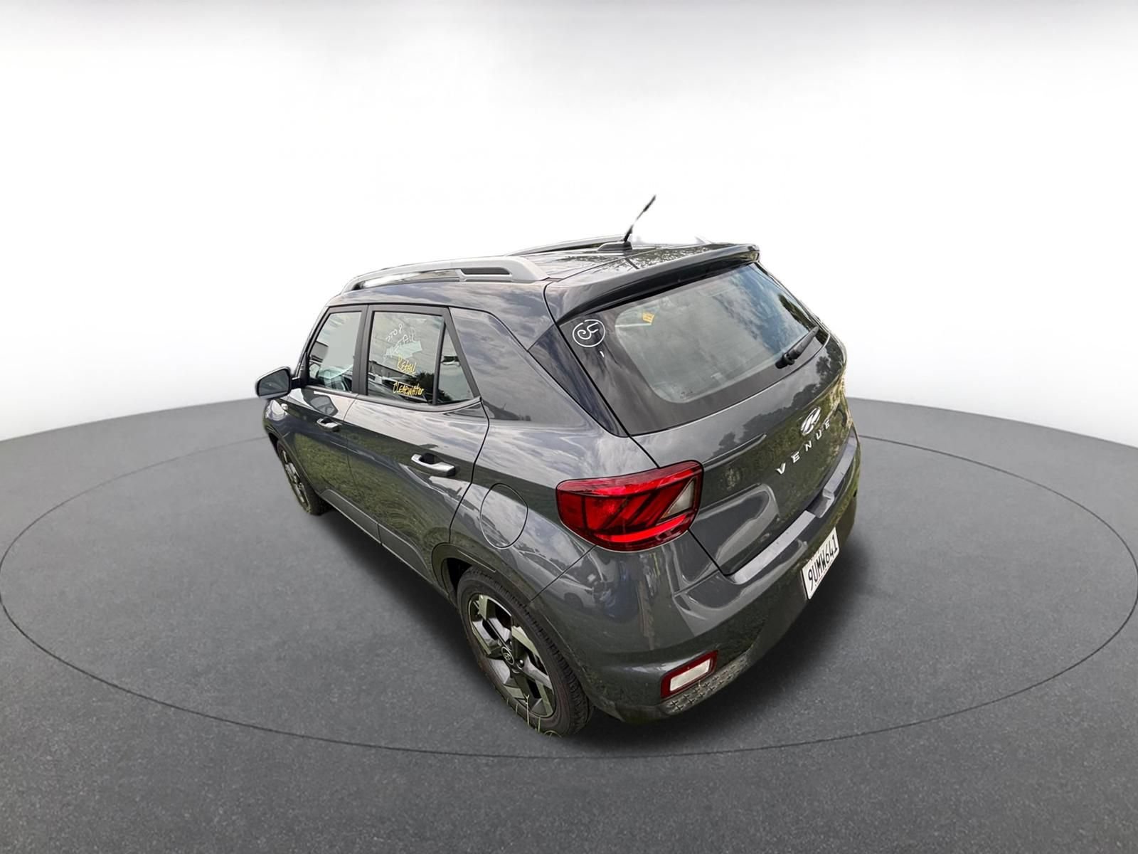 Used 2025 Hyundai Venue SEL FWD image 11