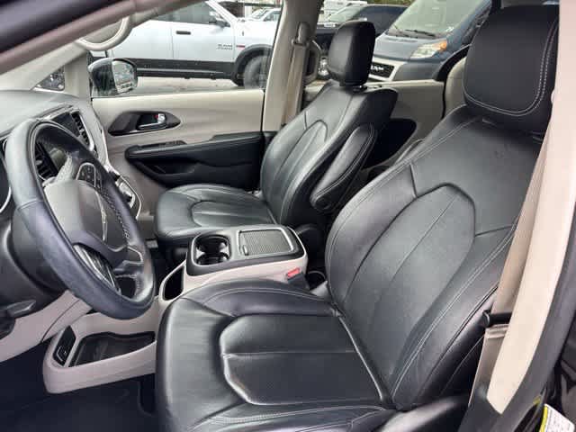 Used 2022 Chrysler Pacifica Touring-L w/ Uconnect Theater Family Group AWD/4WD image 3