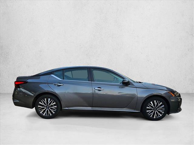 Used 2025 Nissan Altima 2.5 SV FWD image 4