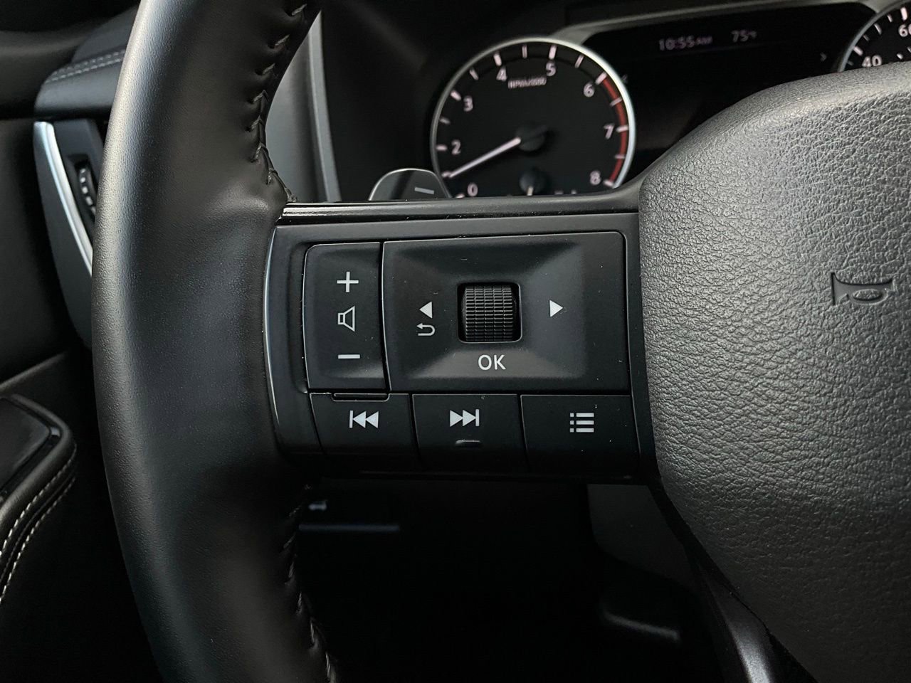 Used 2025 Nissan Rogue SV image 33