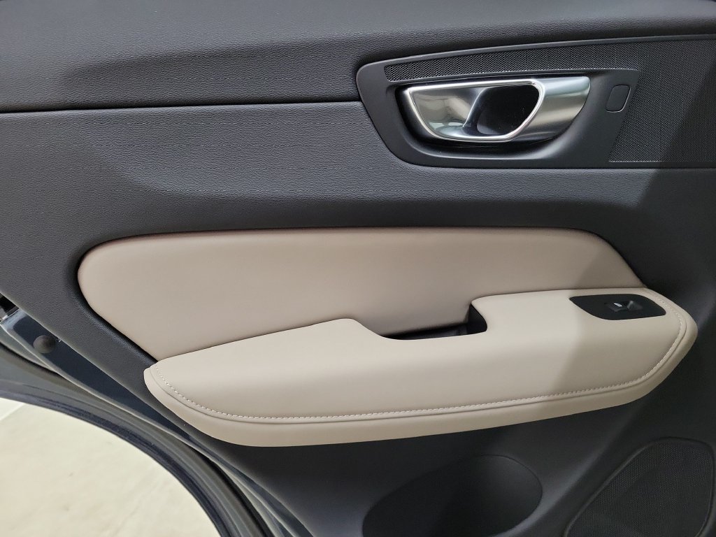 New 2026 Volvo XC60 B5 Plus w/ Protection Package Premier AWD/4WD image 15