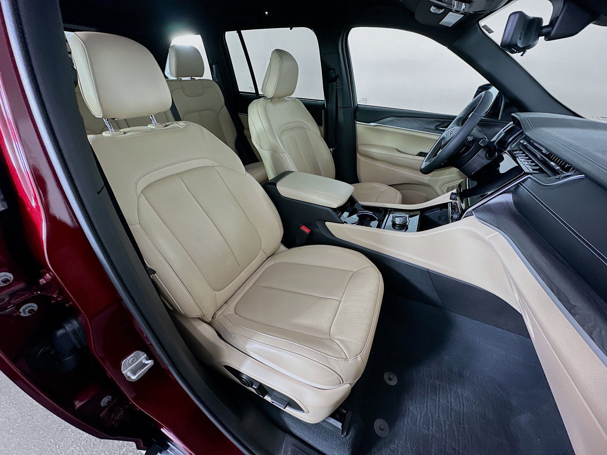 Used 2023 Jeep Grand Cherokee Limited w/ Luxury Tech Group II RWD image 31