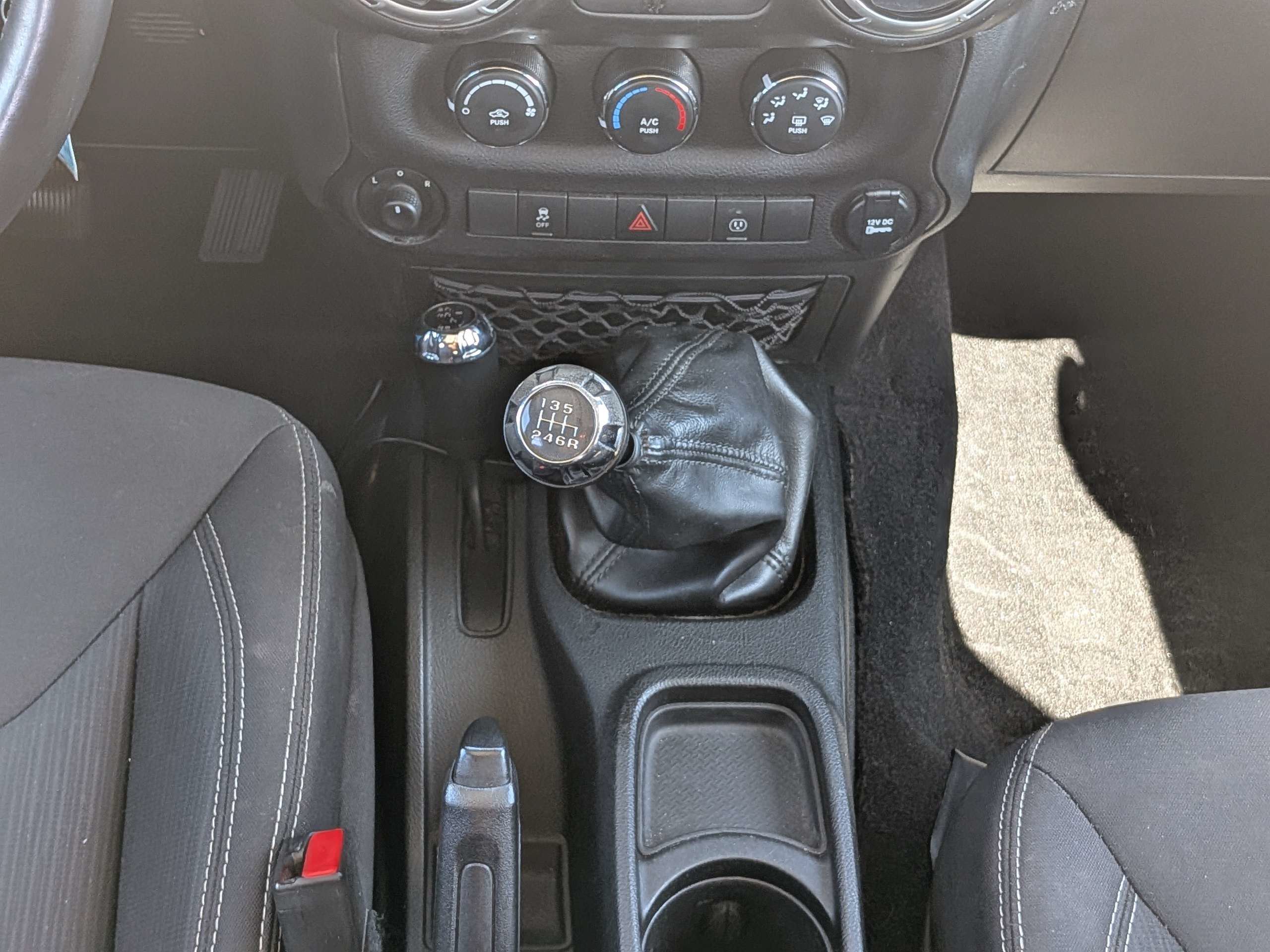 Used 2017 Jeep Wrangler Unlimited Sahara w/ Connectivity Group AWD/4WD image 19