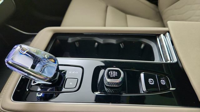 New 2026 Volvo XC90 T8 Plus w/ Protection Package Premier AWD/4WD image 17