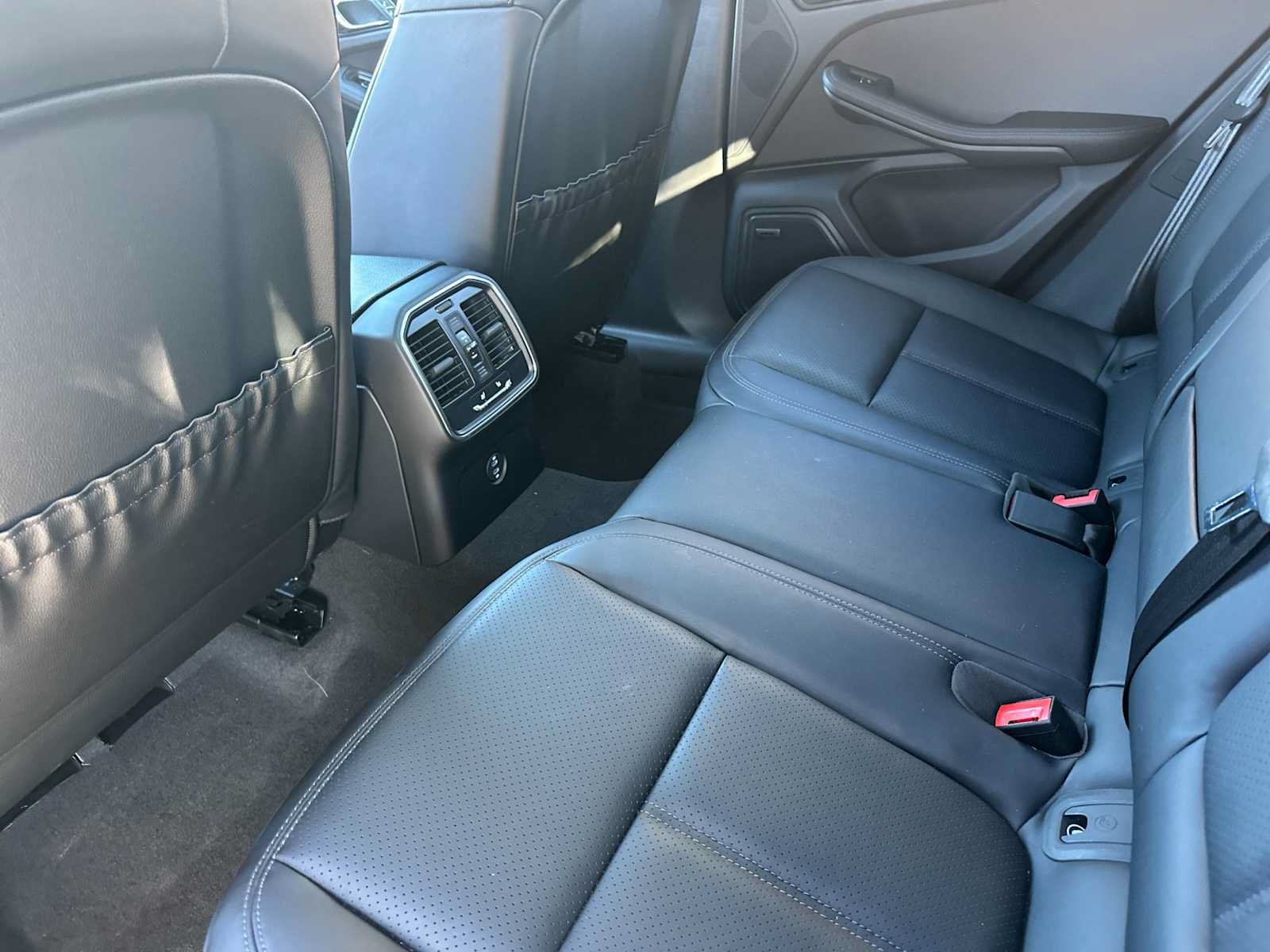 Certified 2025 Porsche Macan AWD/4WD image 14
