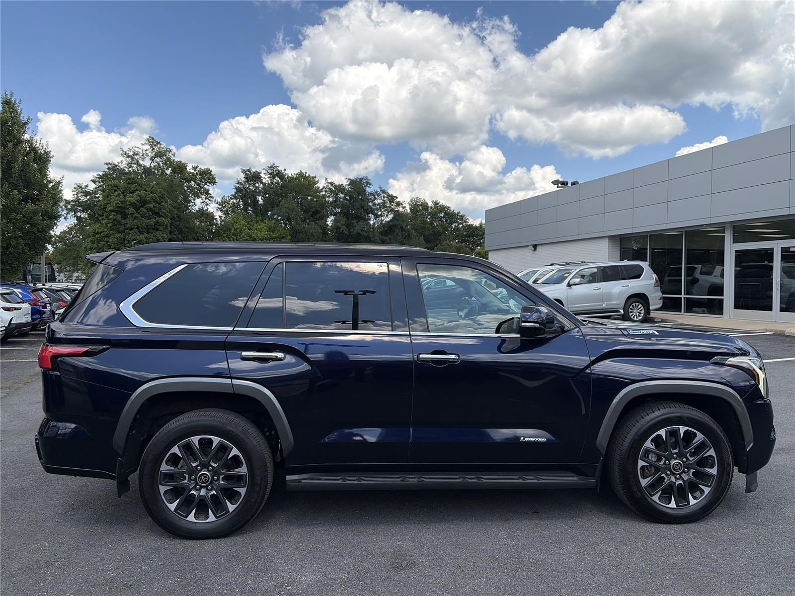 Used 2023 Toyota Sequoia Limited w/ Tow Technology Package AWD/4WD image 6