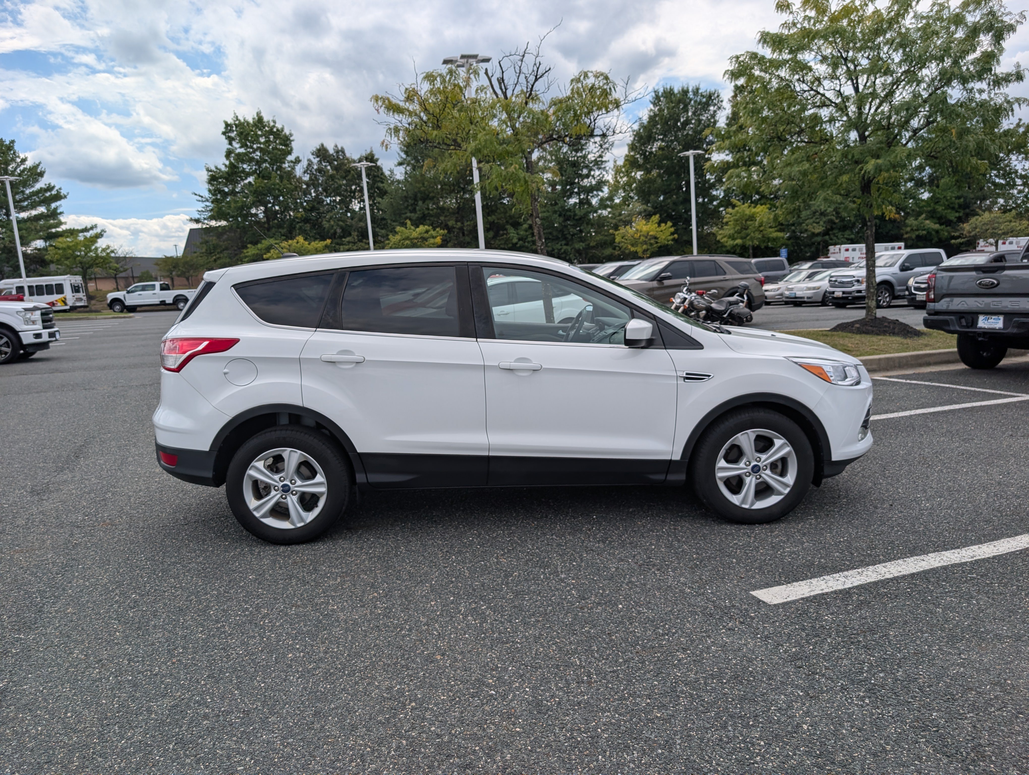 Used 2015 Ford Escape SE FWD image 2