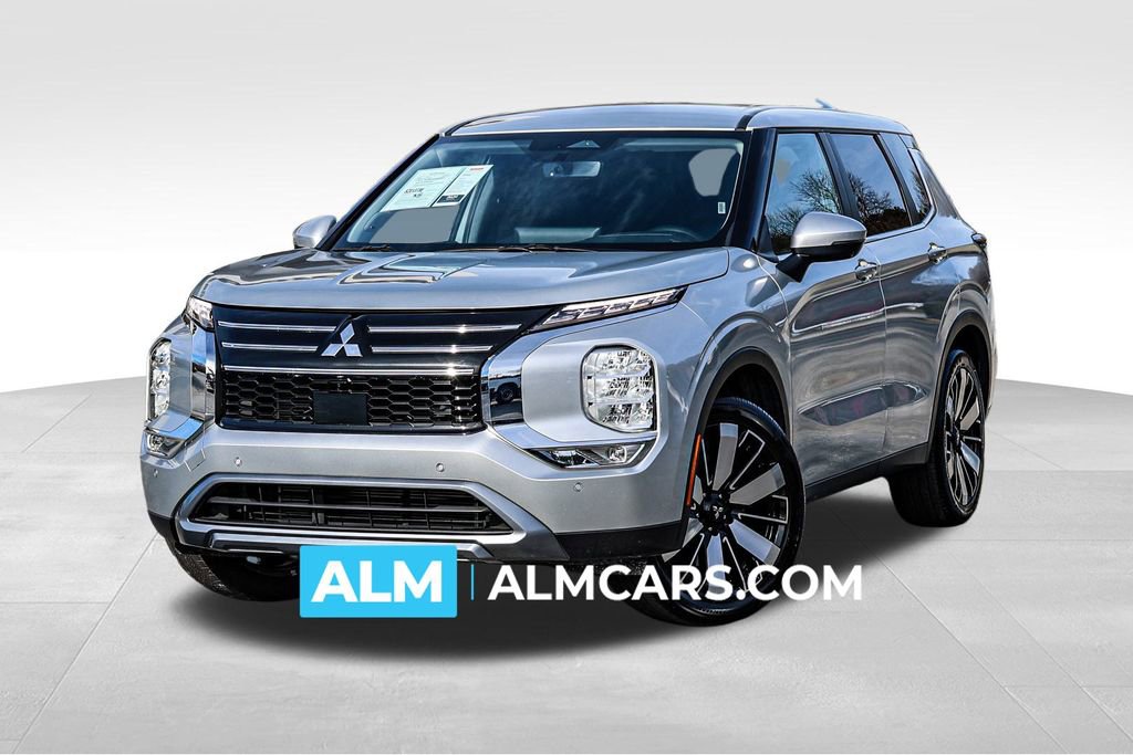 Used 2025 Mitsubishi Outlander SE image 1