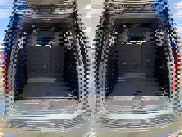 Used 2023 Chevrolet Suburban Premier image 33