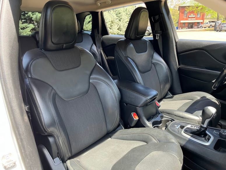 Used 2018 Jeep Cherokee Latitude Plus w/ Cold Weather Group AWD/4WD image 36