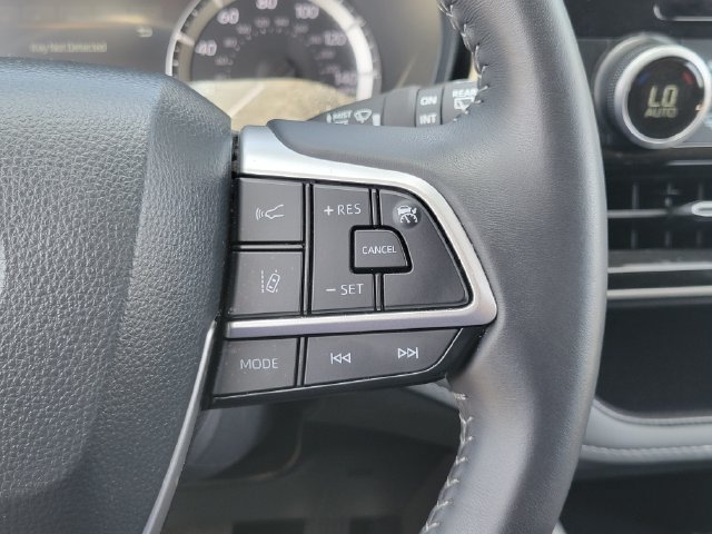 Used 2025 Toyota Highlander LE FWD image 8