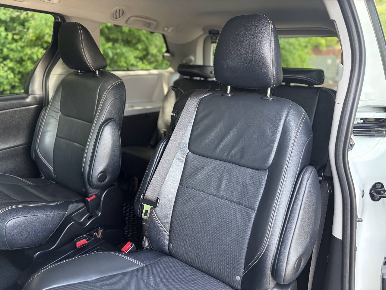 Used 2017 Toyota Sienna SE Premium FWD image 19