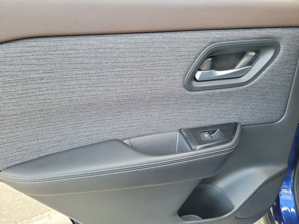 Used 2023 Nissan Rogue SV FWD image 12