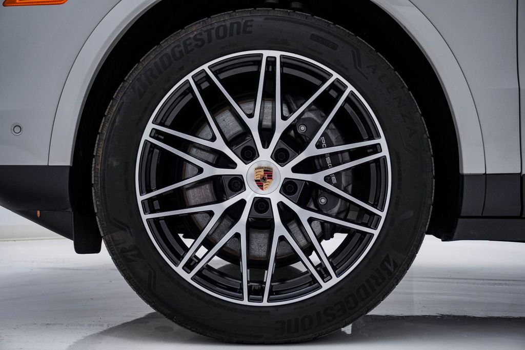 Certified 2025 Porsche Cayenne AWD/4WD image 13