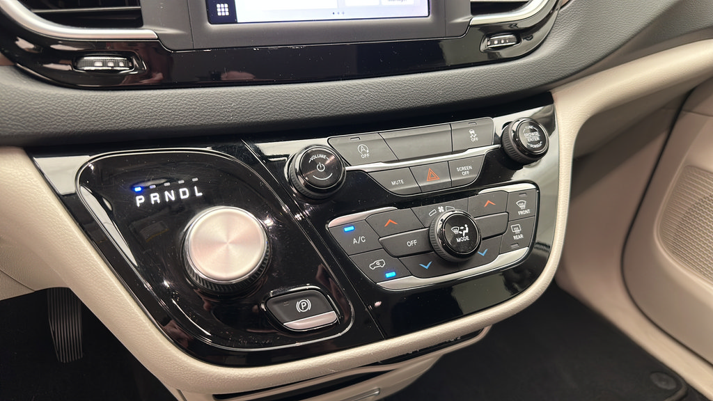 Used 2022 Chrysler Voyager LX FWD image 17