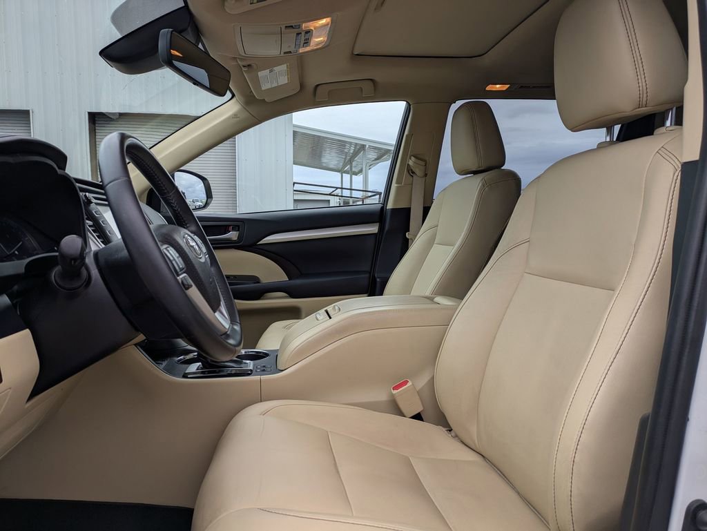 Used 2019 Toyota Highlander SE image 14