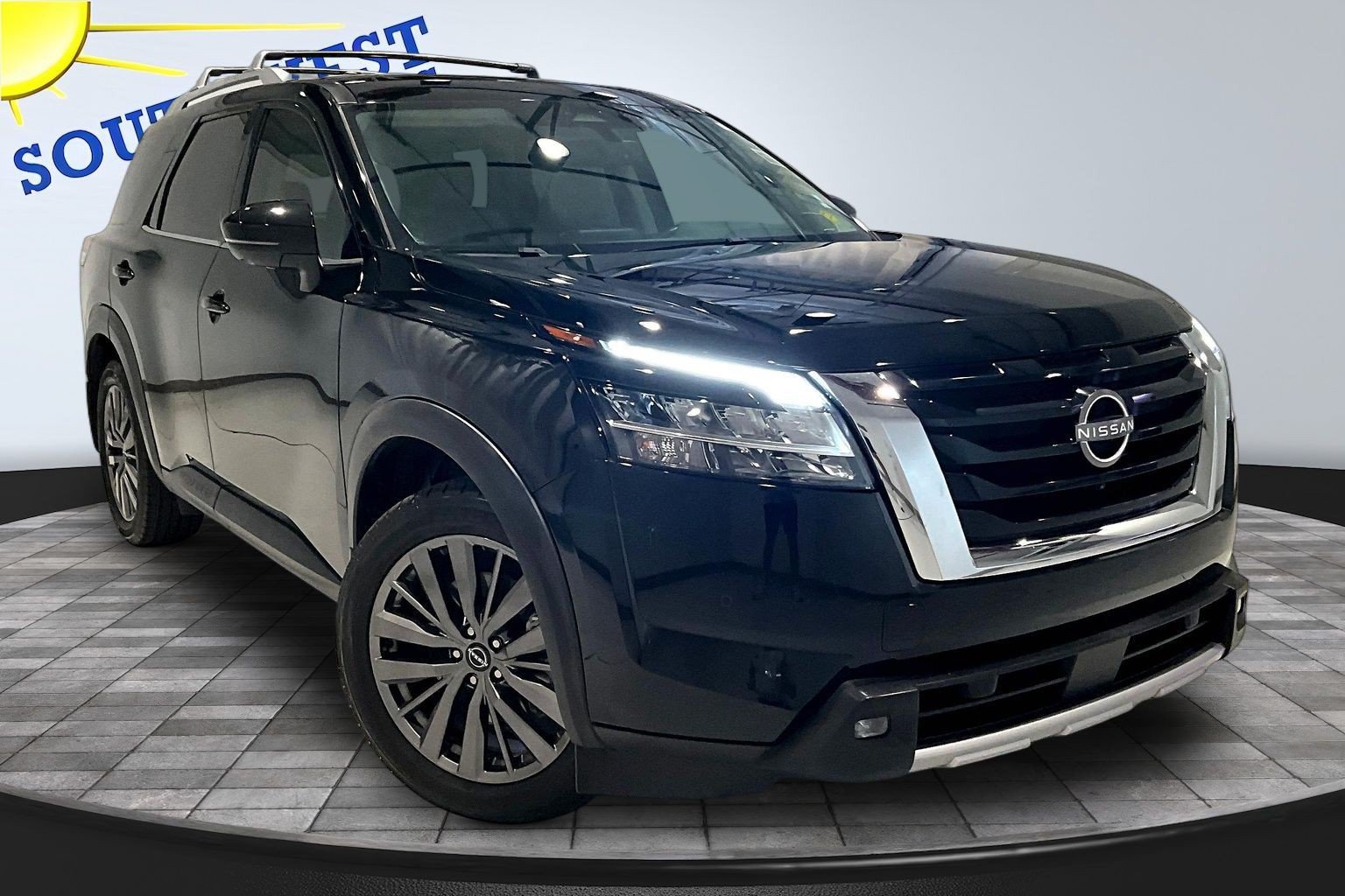 Used 2022 Nissan Pathfinder SL w/ SL Premium Package AWD/4WD image 3