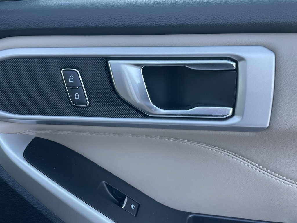 Used 2022 Ford Explorer XLT image 13