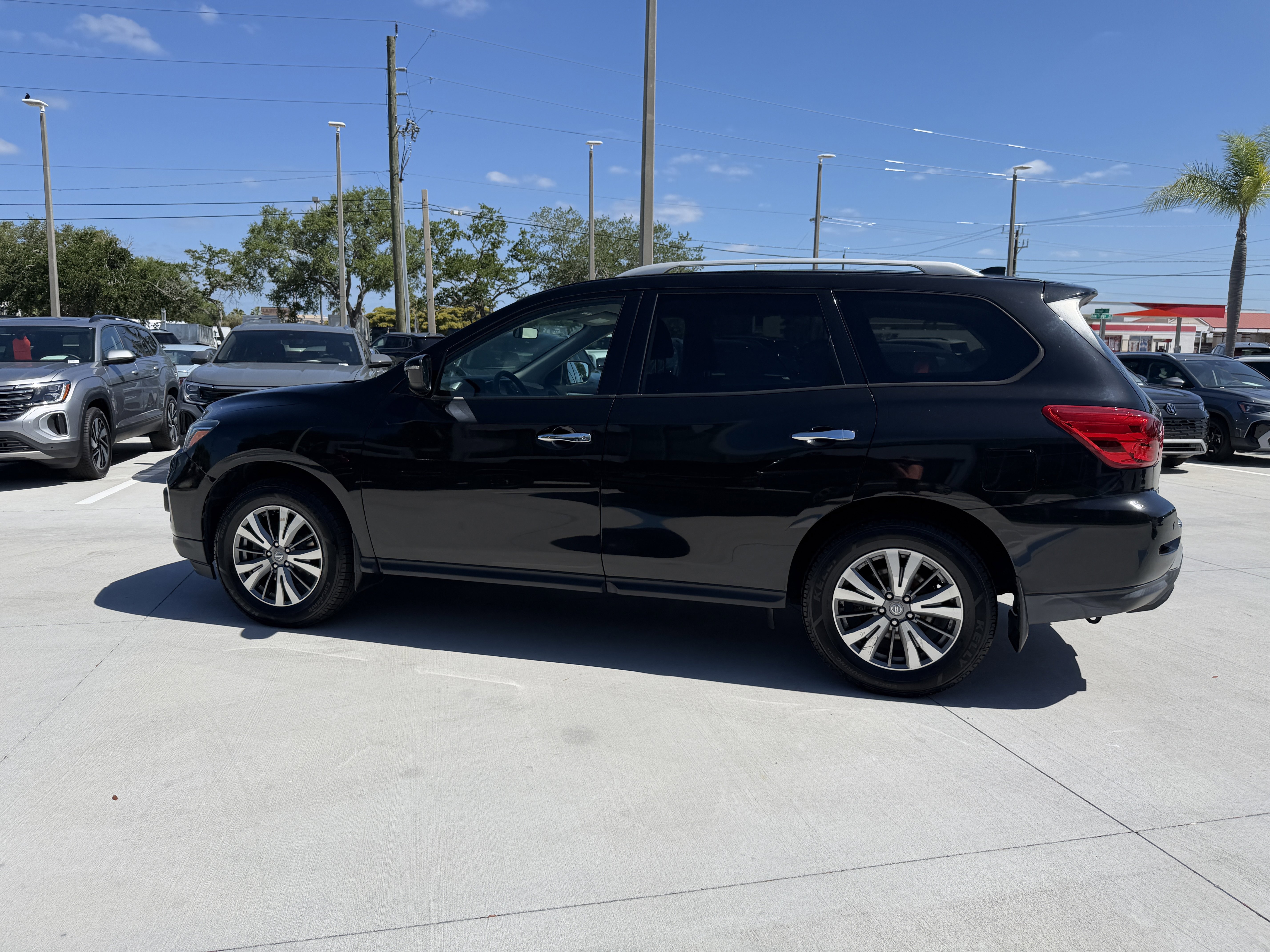 Used 2020 Nissan Pathfinder S AWD/4WD image 6