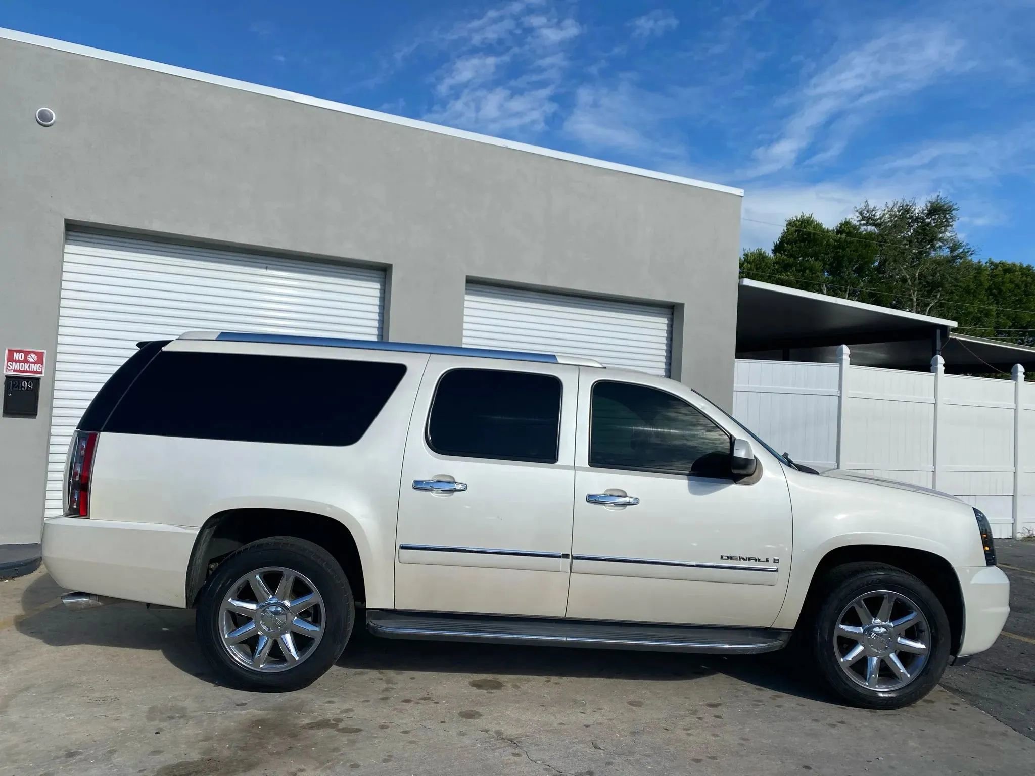 Used 2009 GMC Yukon XL Denali AWD/4WD image 2