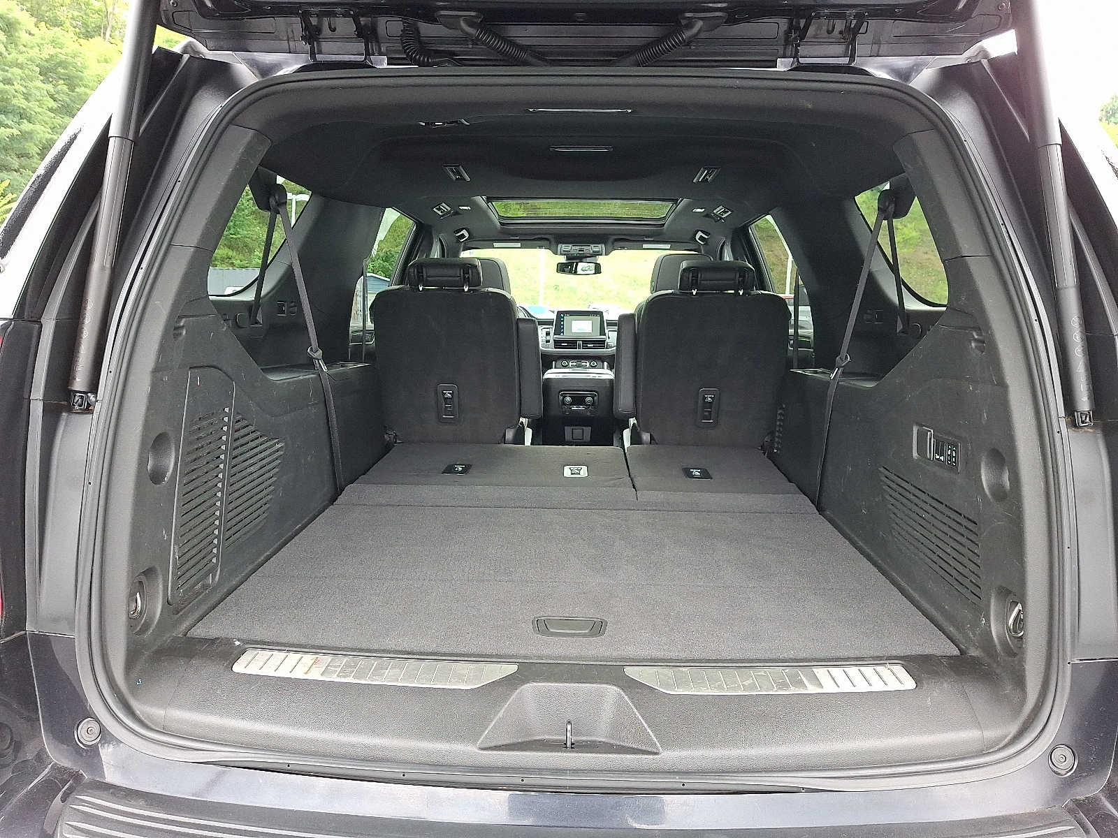 Used 2023 Chevrolet Suburban RST w/ Luxury Package AWD/4WD image 28