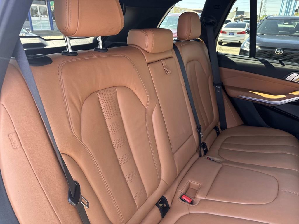 Used 2021 BMW X5 sDrive40i w/ M Sport Package image 11