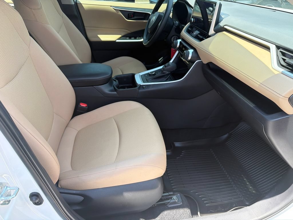 Used 2024 Toyota RAV4 LE AWD/4WD image 15