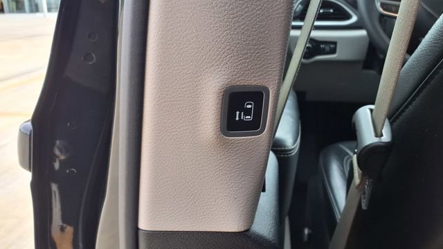 Used 2022 Chrysler Pacifica Touring-L image 18
