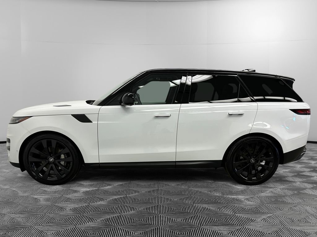 Used 2025 Land Rover Range Rover Sport SE image 2