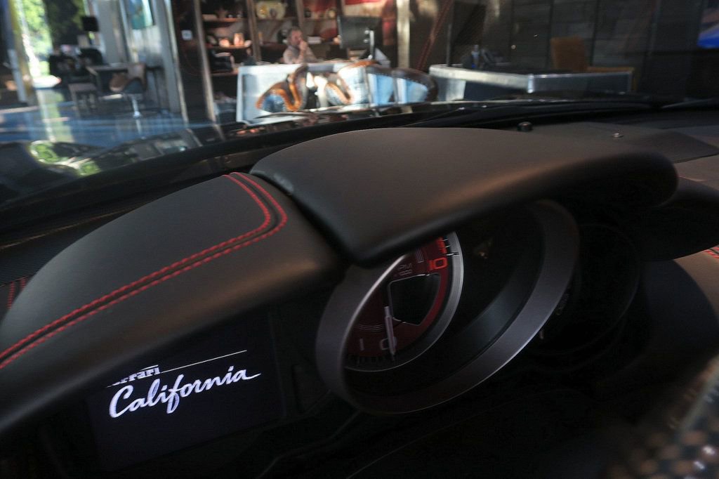 Used 2013 Ferrari California RWD image 21
