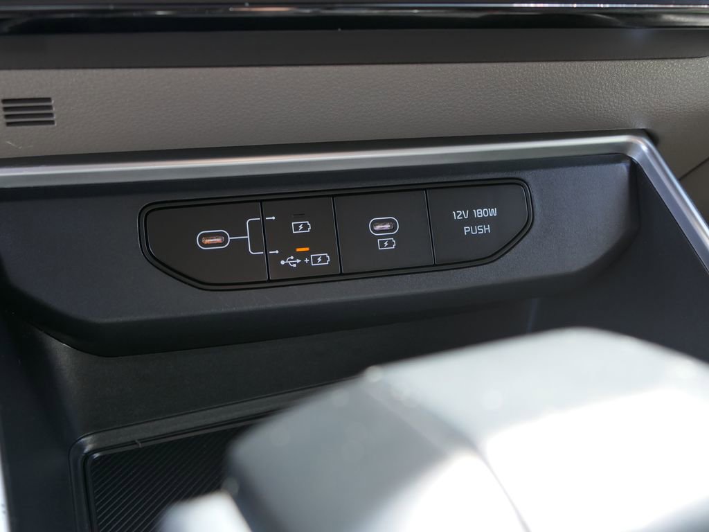 Used 2025 Kia Carnival image 21